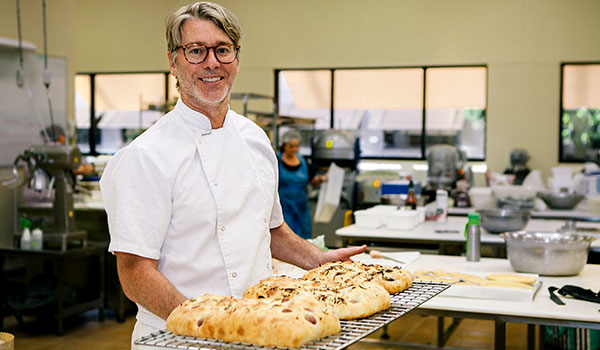 bakery-lecturer-carrying-tray